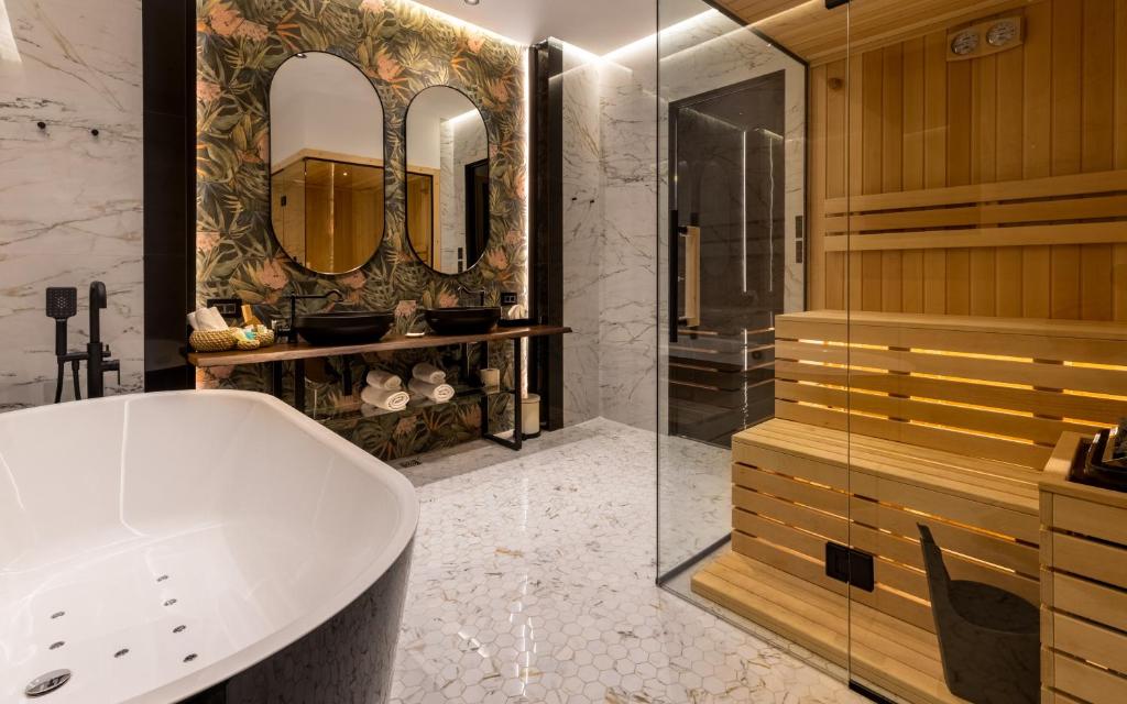 Baðherbergi á One Luxury Suites