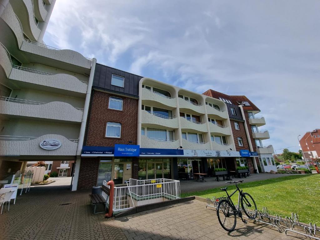 Un edificio con una bicicleta estacionada enfrente. en Meerblick 424 im Haus Trafalgar, en Cuxhaven