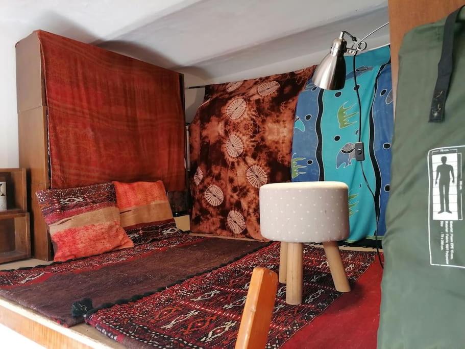 pokój z łóżkiem i stołem w pokoju w obiekcie La Tua Casa A Trastevere w Rzymie
