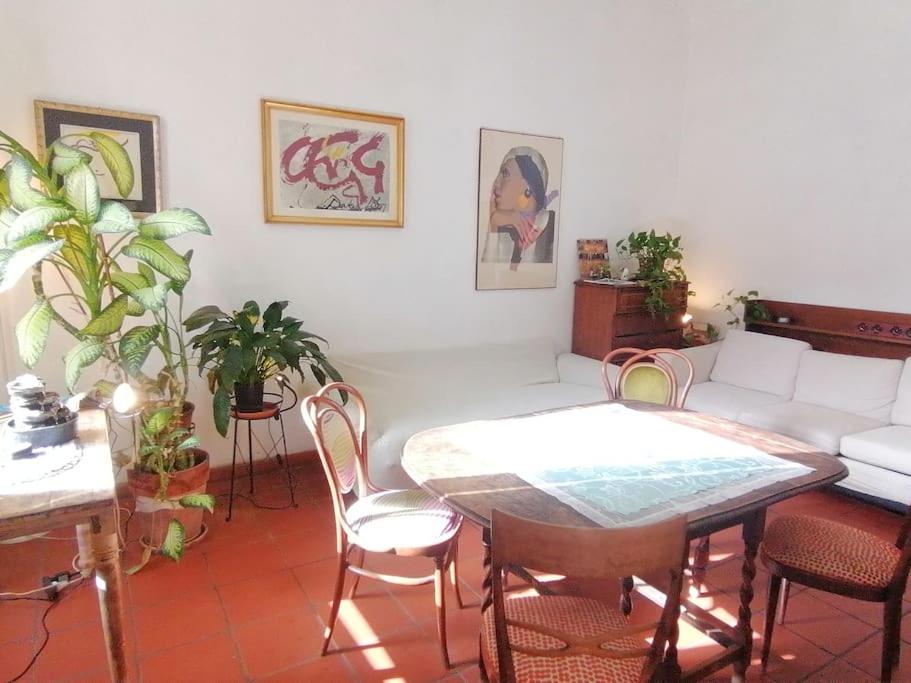 salon ze stołem i kanapą w obiekcie La Tua Casa A Trastevere w Rzymie