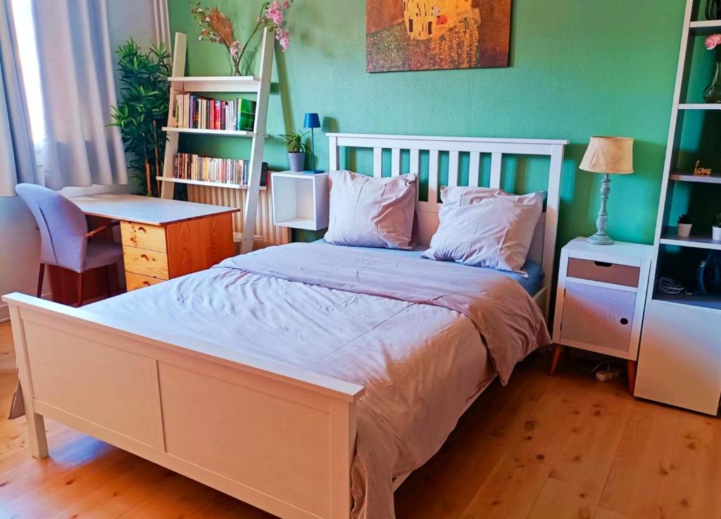 1 Schlafzimmer mit einem weißen Bett mit einem weißen Kopfteil in der Unterkunft Studio avec wifi a Paris in Paris