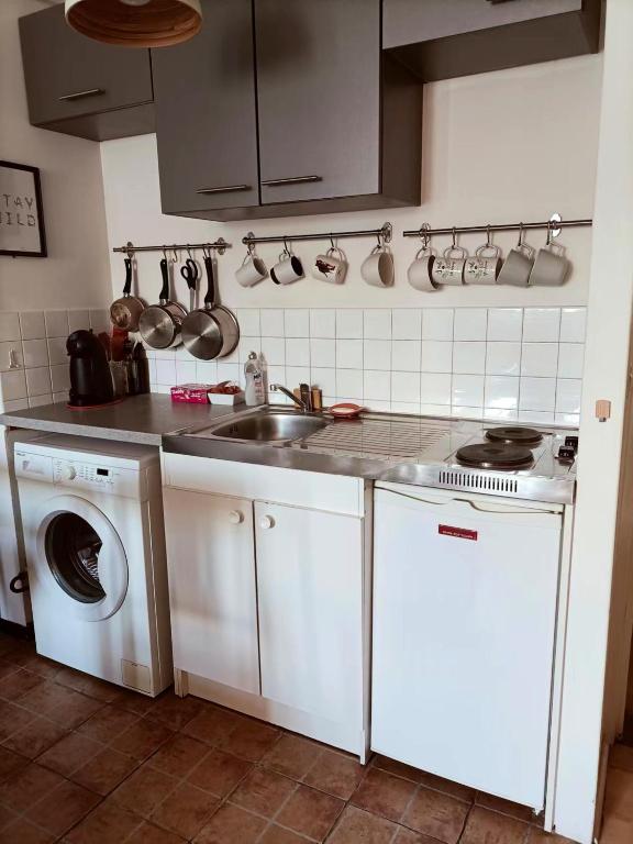 Kuchyňa alebo kuchynka v ubytovaní Studio accueillant au cœur de Paris - 30 m² - Tout inclus.