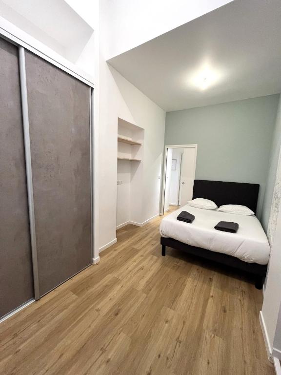 Tempat tidur dalam kamar di Aux Clefs des Sacres - L&#39;H&ocirc;tel Particulier rue du Marc - Reims - Hyper Centre Forum Mairie Boulingrin