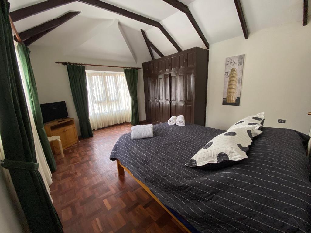 a bedroom with a large bed with pillows at Agradable departamento - casa con estacionamiento gratis in Sucre