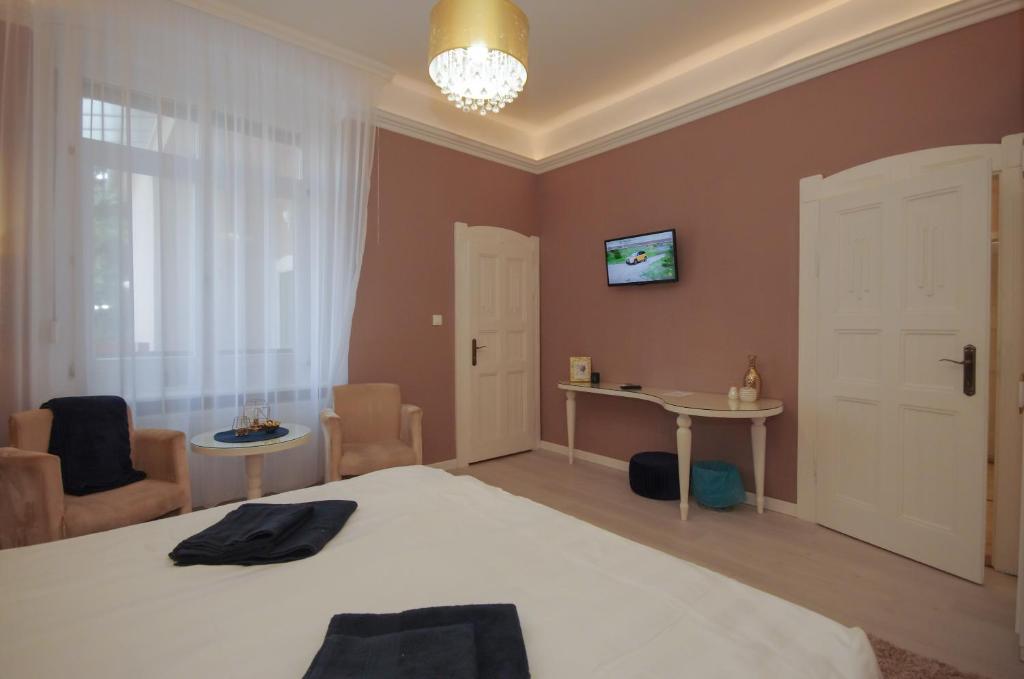 Televízia a/alebo spoločenská miestnosť v ubytovaní Glamour Apartman