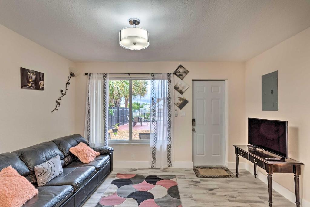 Televisyen dan/atau pusat hiburan di Ideally Located West Palm Beach Apartment!