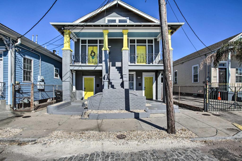 una casa blu con colonne gialle su una strada di Modern New Orleans Condo Near LSU and Downtown! a New Orleans