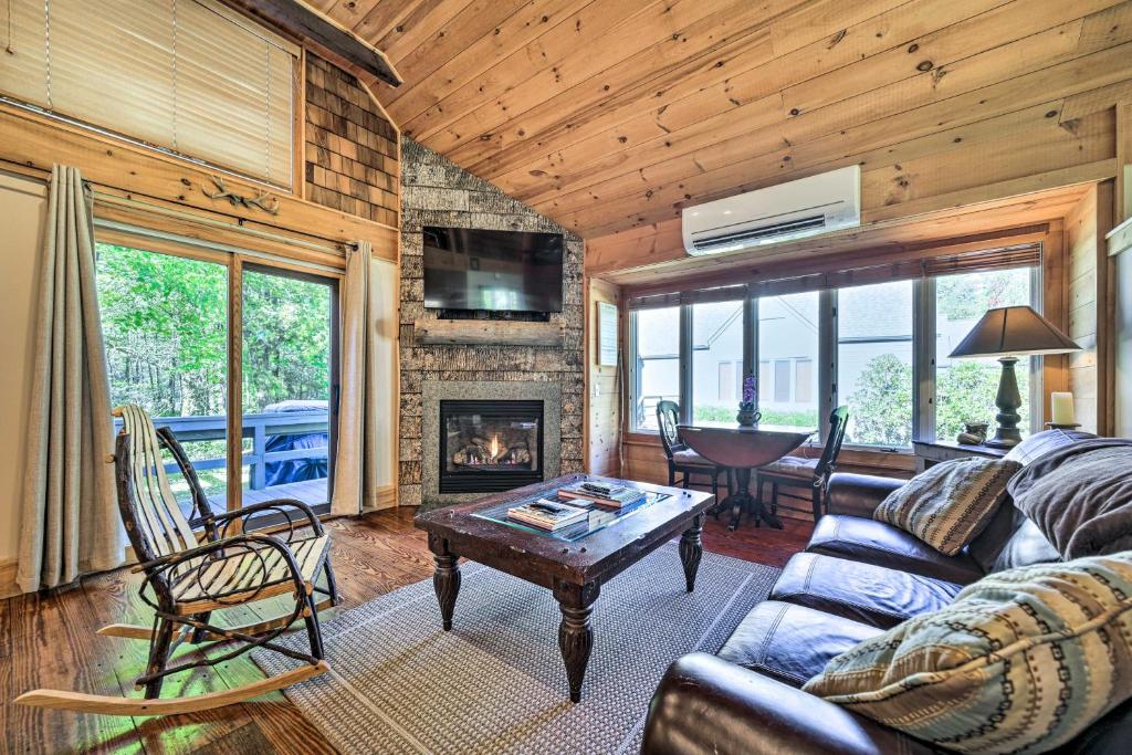 Fotografie z fotogalerie ubytování Sapphire Corner Unit Townhome about 1 Mi to Lake! v destinaci Sapphire