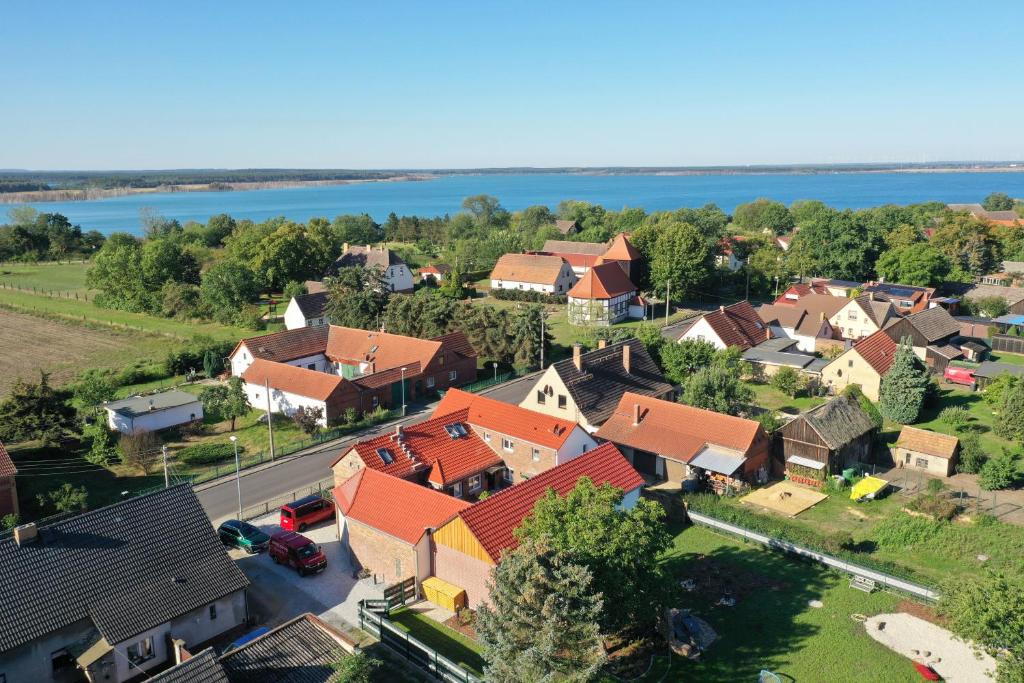 uma vista aérea de um bairro residencial com casas em Haus Hummel em Lieske