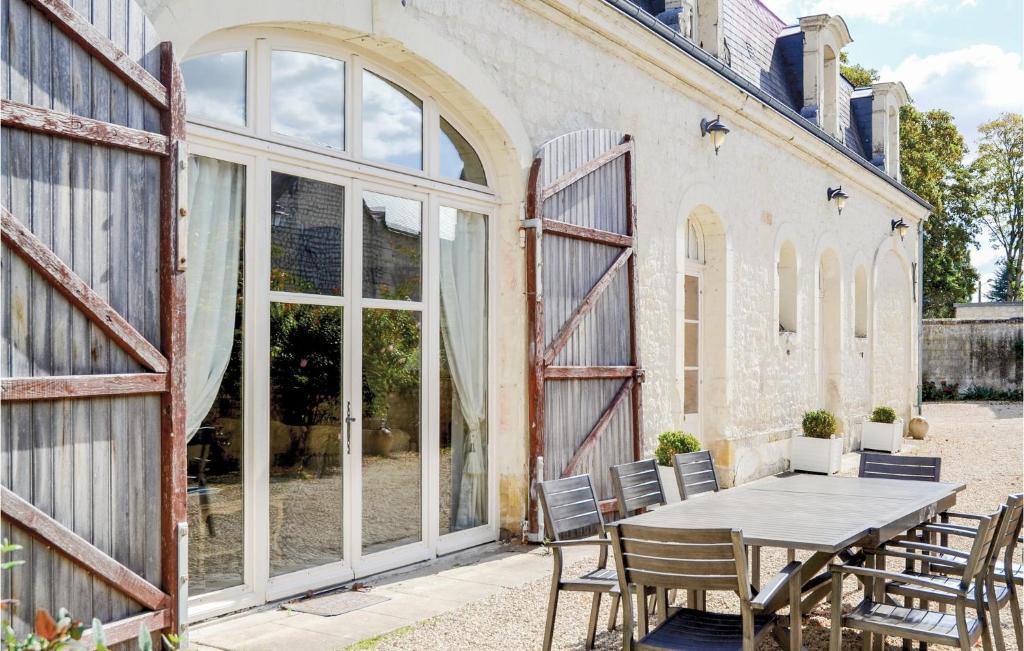 un patio extérieur avec une table et des chaises dans l'établissement Château Du Rivière, à Rivière