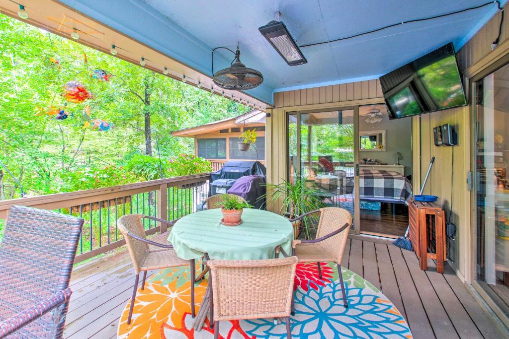 Lakefront Hot Springs Village Condo with Dock!, Hot Springs Village