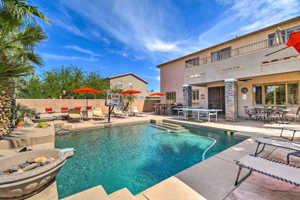 Bazén v ubytování Luxury Laveen Village Home with Games and Pool! nebo v jeho okolí