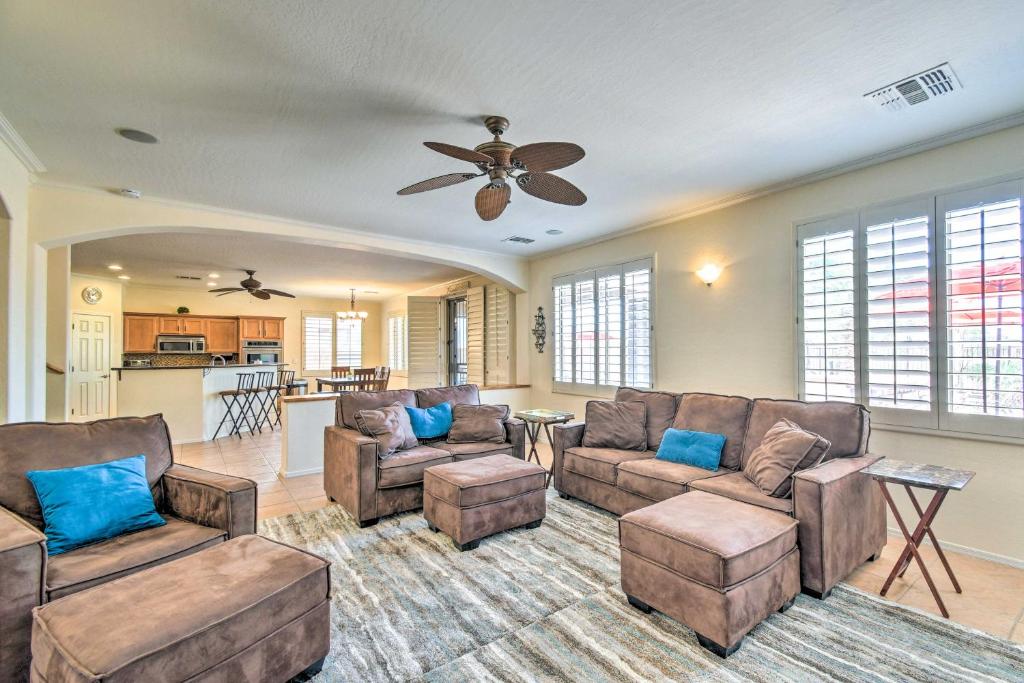 Posezení v ubytování Luxury Laveen Village Home with Games and Pool!