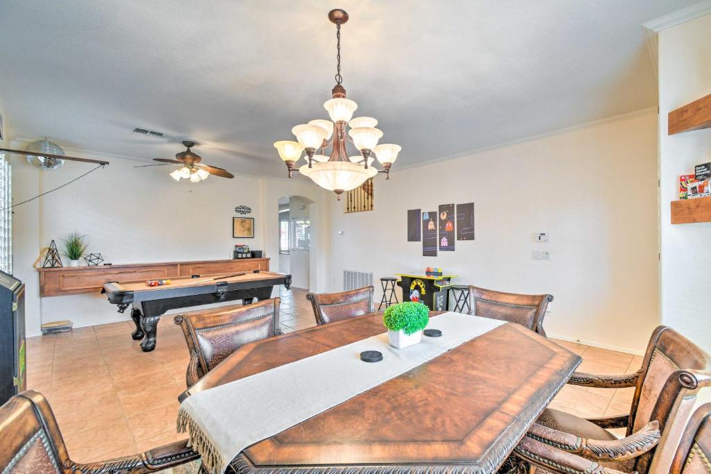 Fotografie z fotogalerie ubytování Luxury Laveen Village Home with Games and Pool! v destinaci Phoenix