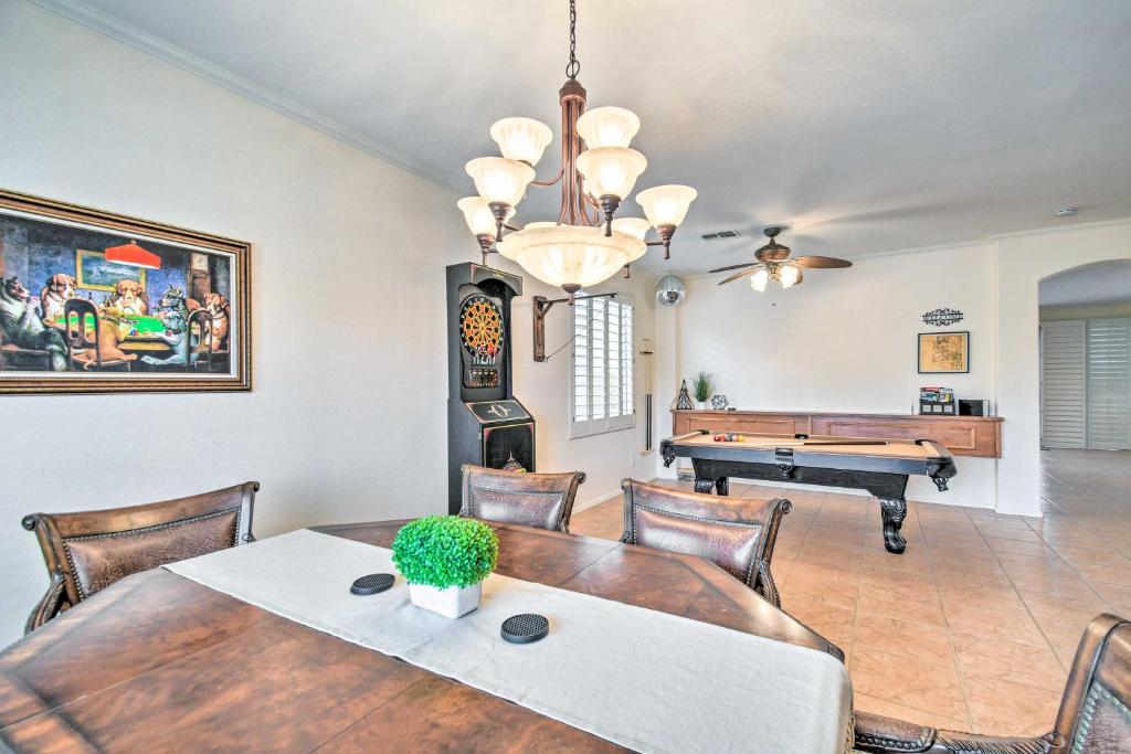 Fotografie z fotogalerie ubytování Luxury Laveen Village Home with Games and Pool! v destinaci Phoenix