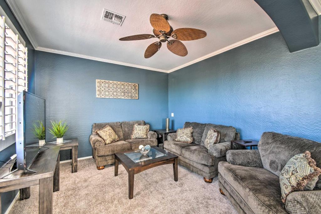 Posezení v ubytování Luxury Laveen Village Home with Games and Pool!
