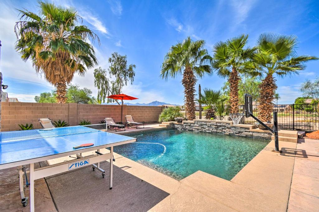 Bazén v ubytování Luxury Laveen Village Home with Games and Pool! nebo v jeho okolí