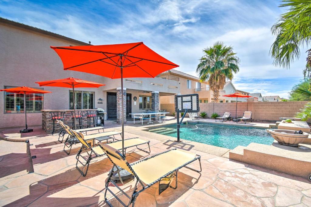 Bazén v ubytování Luxury Laveen Village Home with Games and Pool! nebo v jeho okolí