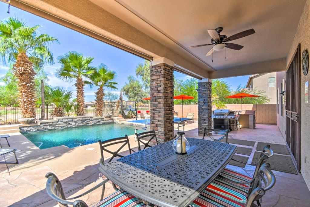 Bazén v ubytování Luxury Laveen Village Home with Games and Pool! nebo v jeho okolí