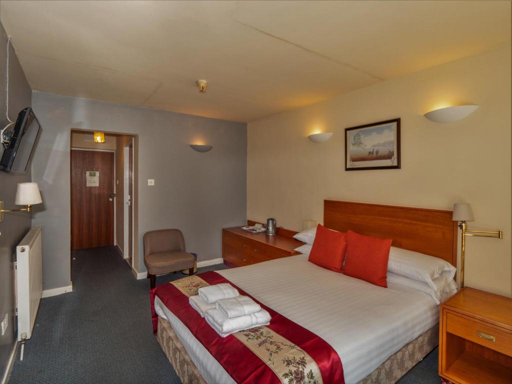 Postel nebo postele na pokoji v ubytování Clonyard House Hotel