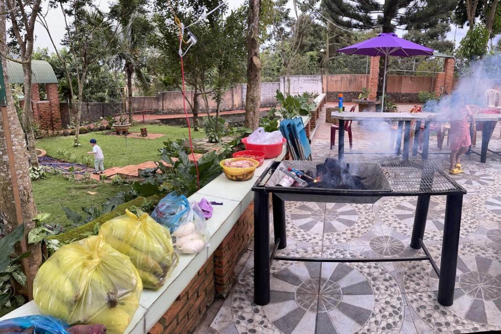 a garden with a table and a grill with vegetables at Family’s gardem 