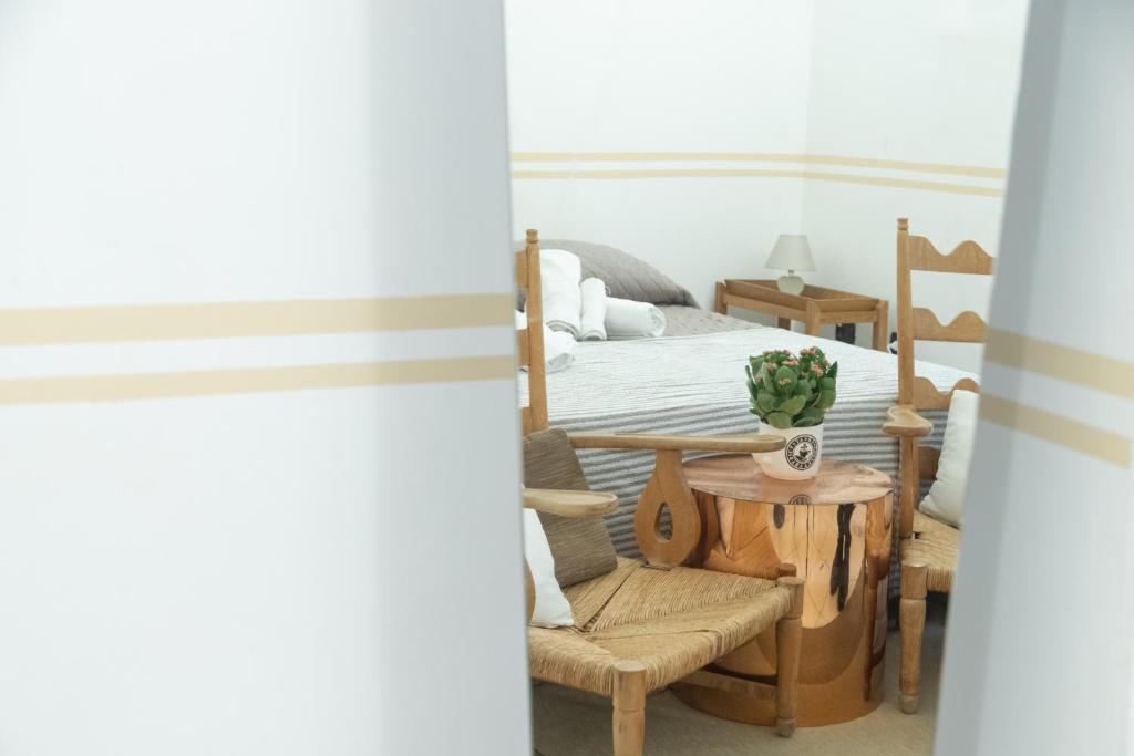Pokój z łóżkiem, stołem i krzesłami w obiekcie Neapolitan Style Apartrment w mieście Neapol