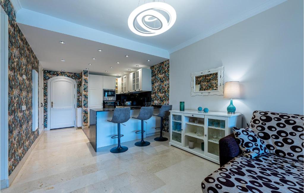 Kuchyňa alebo kuchynka v ubytovaní Beautiful Apartment In Marbella-Elviria