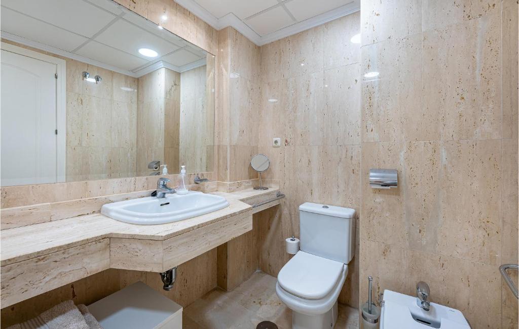 Kúpeľňa v ubytovaní Beautiful Apartment In Marbella-Elviria
