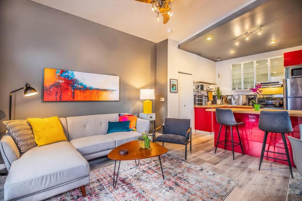 ein Wohnzimmer mit Couch und Tisch in der Unterkunft New Contemporary Historical Unit from, 5 Star Host in Salt Lake City
