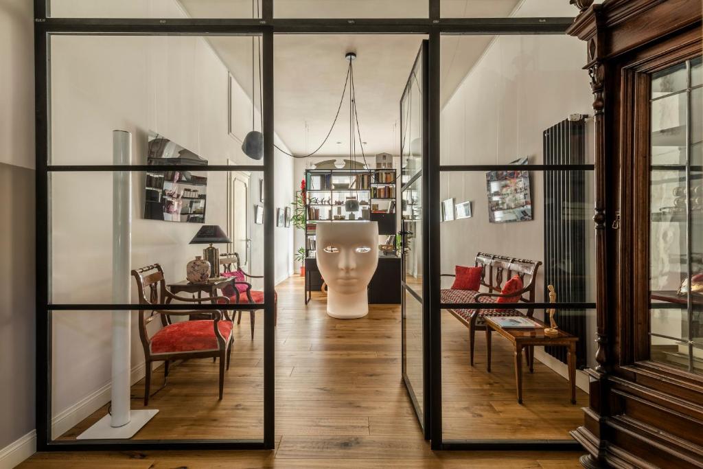 a living room with glass doors and a table and chairs at La Design.aTA Experience Bed & Breakfast in Rome