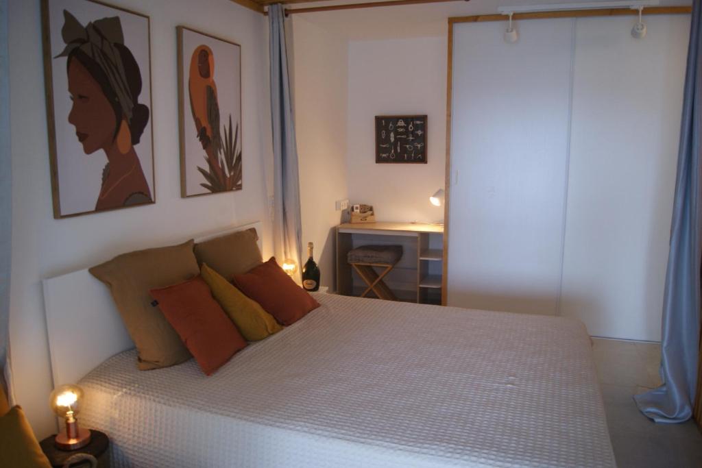 Postel nebo postele na pokoji v ubytování Lagoon Terrace grand studio