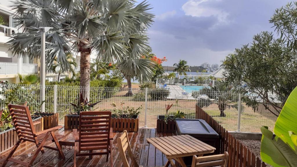 Bazén v ubytování Lagoon Terrace grand studio nebo v jeho okolí
