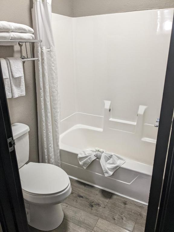 Quality Inn & Suites - King Suite - Non Fumé
