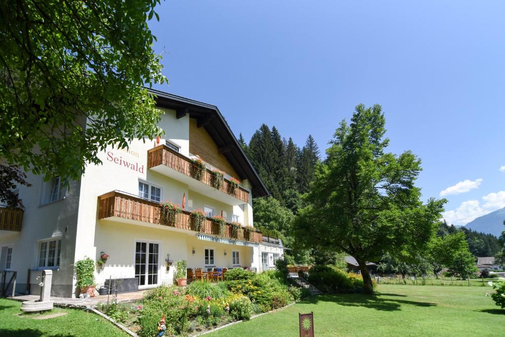 ケットシャッハにあるPension Seiwald in Kötschachの庭園からホテルの景色を望めます。
