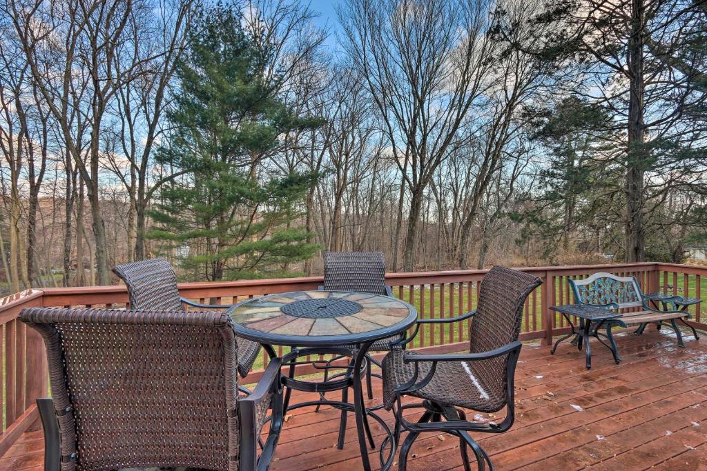 un patio con mesa y sillas en una terraza en Family-Friendly Woodbury Home with Yard and Deck! en Woodbury