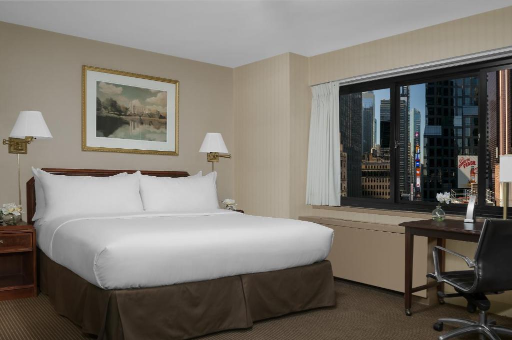 Uma cama ou camas num quarto em The Manhattan at Times Square