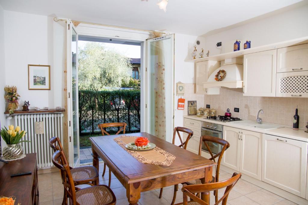 a kitchen and dining room with a table and chairs at Appartamento con giardino e parcheggio privato in Bellagio