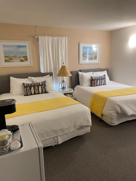 A bed or beds in a room at Paradise Inn On the Beach