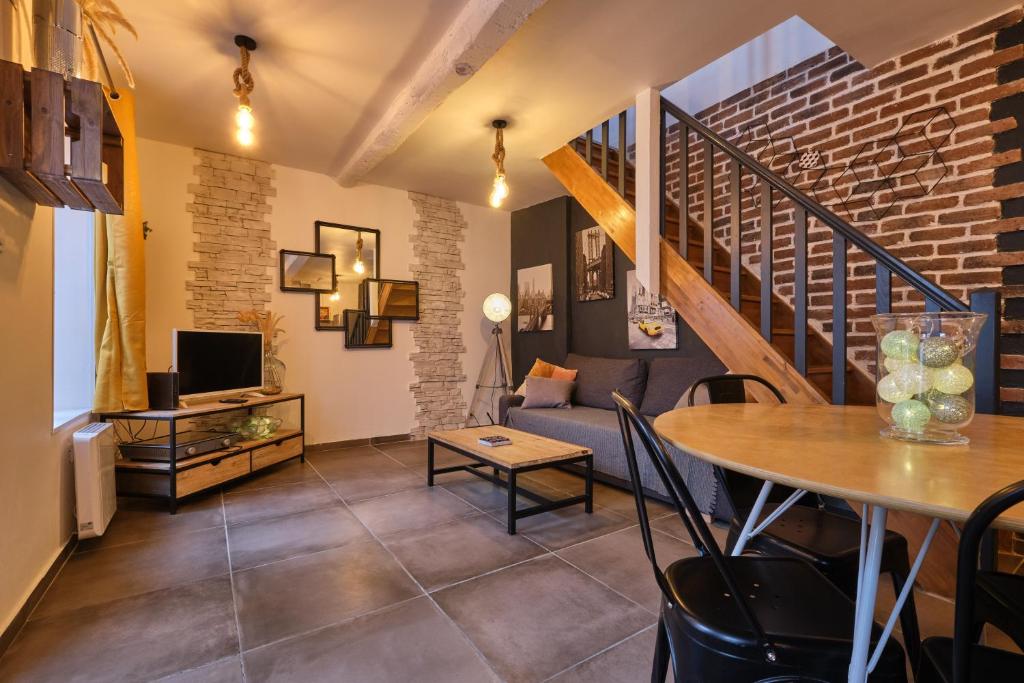 Melina - jacuzzi - maison avec cour climatisée proche cité médiéval - Casa De Una Habitación