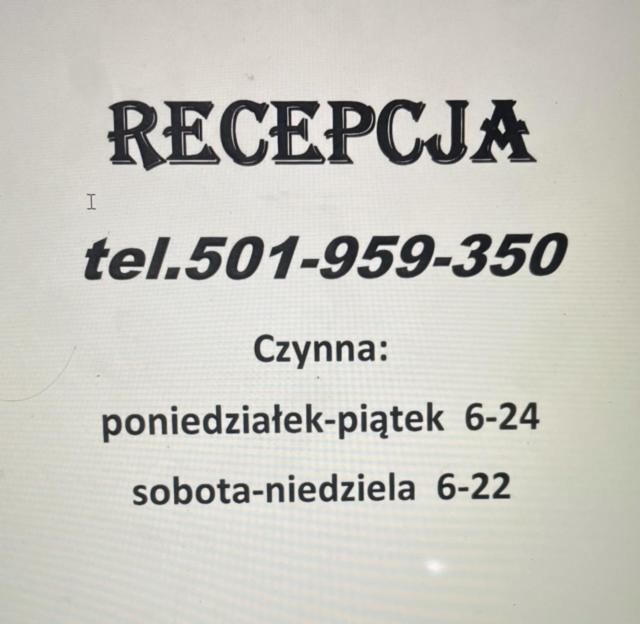 ein Etikett auf einer Flasche Rotwein mit den Worten Regrecopus in der Unterkunft Pokoje pod Świerkiem in Swarzędz