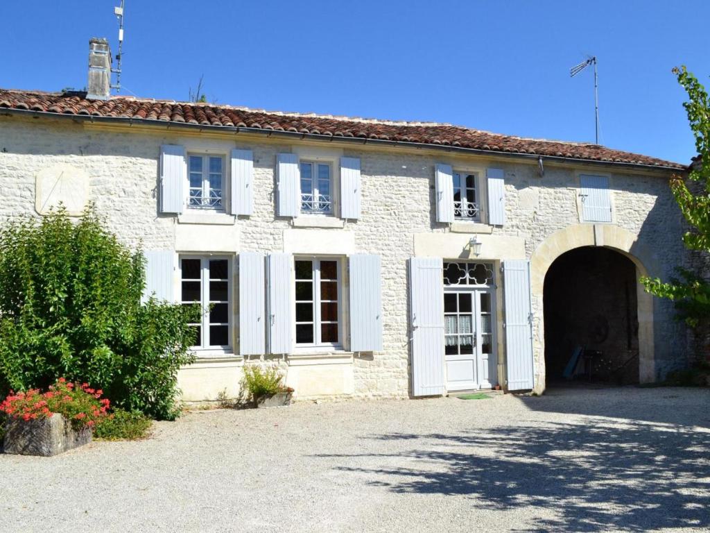 una casa de ladrillo blanco con puerta y entrada en Gîte Bréville, 4 pièces, 6 personnes - FR-1-653-104, en Bréville