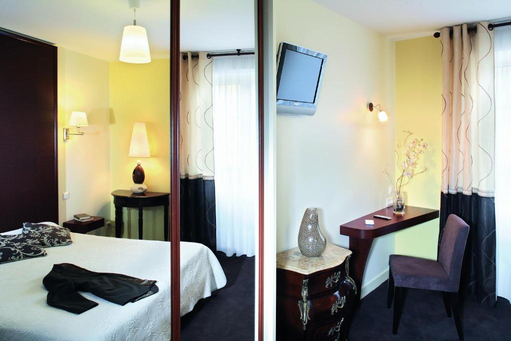 Postel nebo postele na pokoji v ubytování Hôtel Normandie Spa