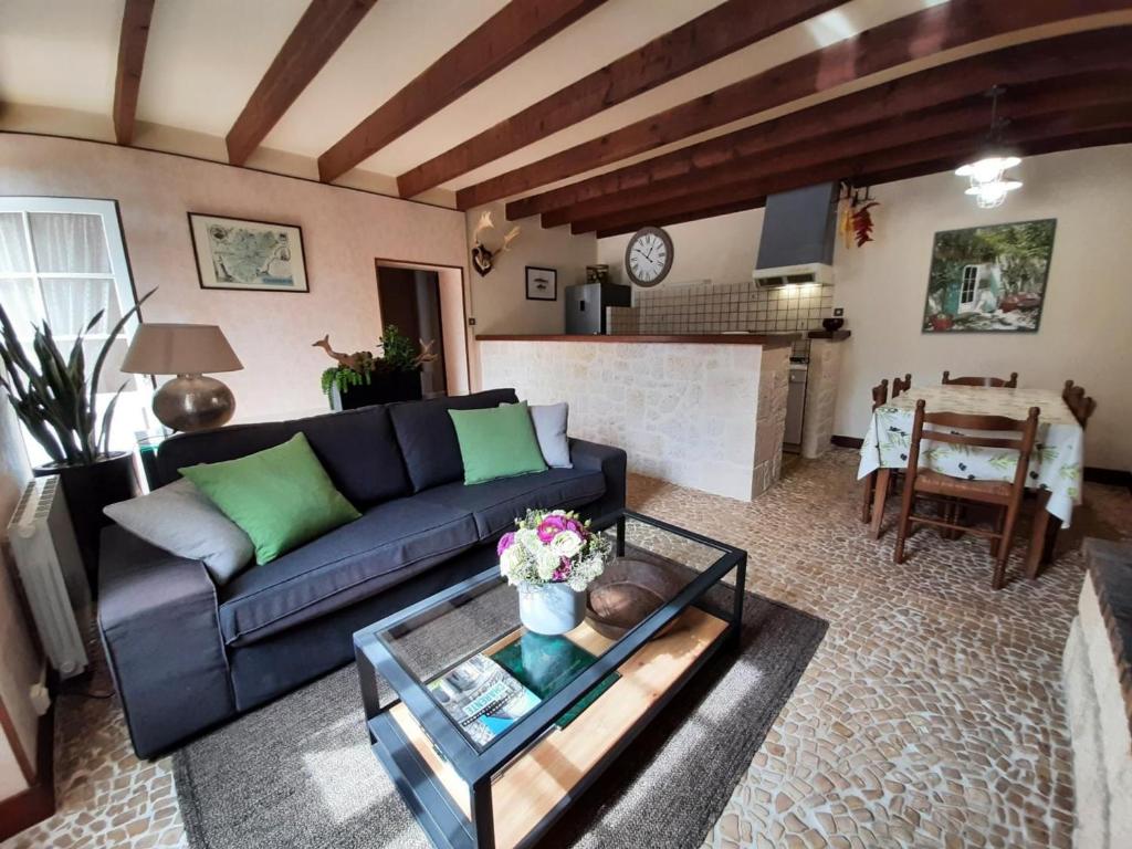 Maison familiale avec jardin paysagé, cheminée, wifi, et proche de La Rochefoucauld - FR-1-653-164 - Maison De Vacances