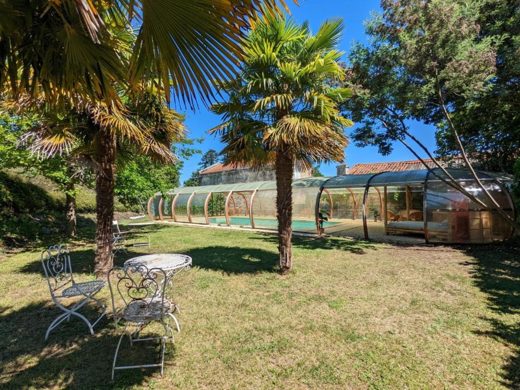 Gîte familial avec piscine chauffée et wifi, au cœur de la nature, proche Chadurie, Charente - FR-1-653-172 - Maison De Vacances