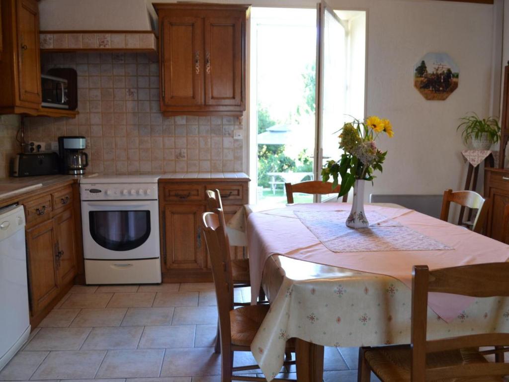 Kuchnia lub aneks kuchenny w obiekcie Gîte familial avec jardin au bord de l'eau, terrasses, vélo, jeux, proche Charente, WiFi inclus - FR-1-653-189