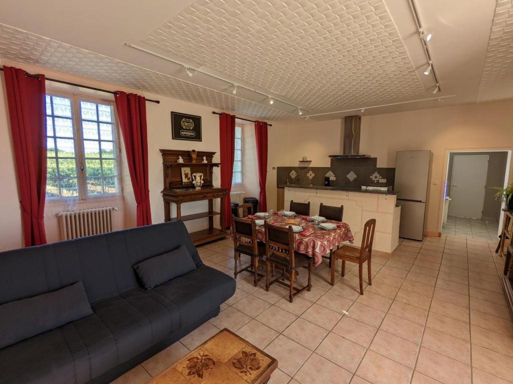Gîte avec 3 chambres, jardin privatif, 12 vélos, proche de Cognac - FR-1-653-205 - Maison De Vacances