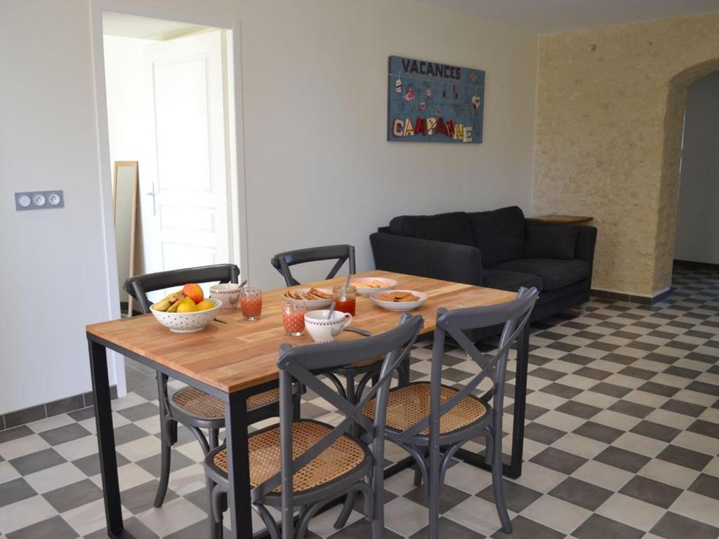 Posezení v ubytování Gîte rénové avec piscine chauffée, sauna, fitness et jardin à Salles-de-Barbezieux - FR-1-653-218