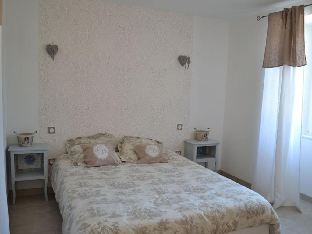 Postel nebo postele na pokoji v ubytování Gîte rénové avec piscine chauffée, sauna, fitness et jardin à Salles-de-Barbezieux - FR-1-653-218