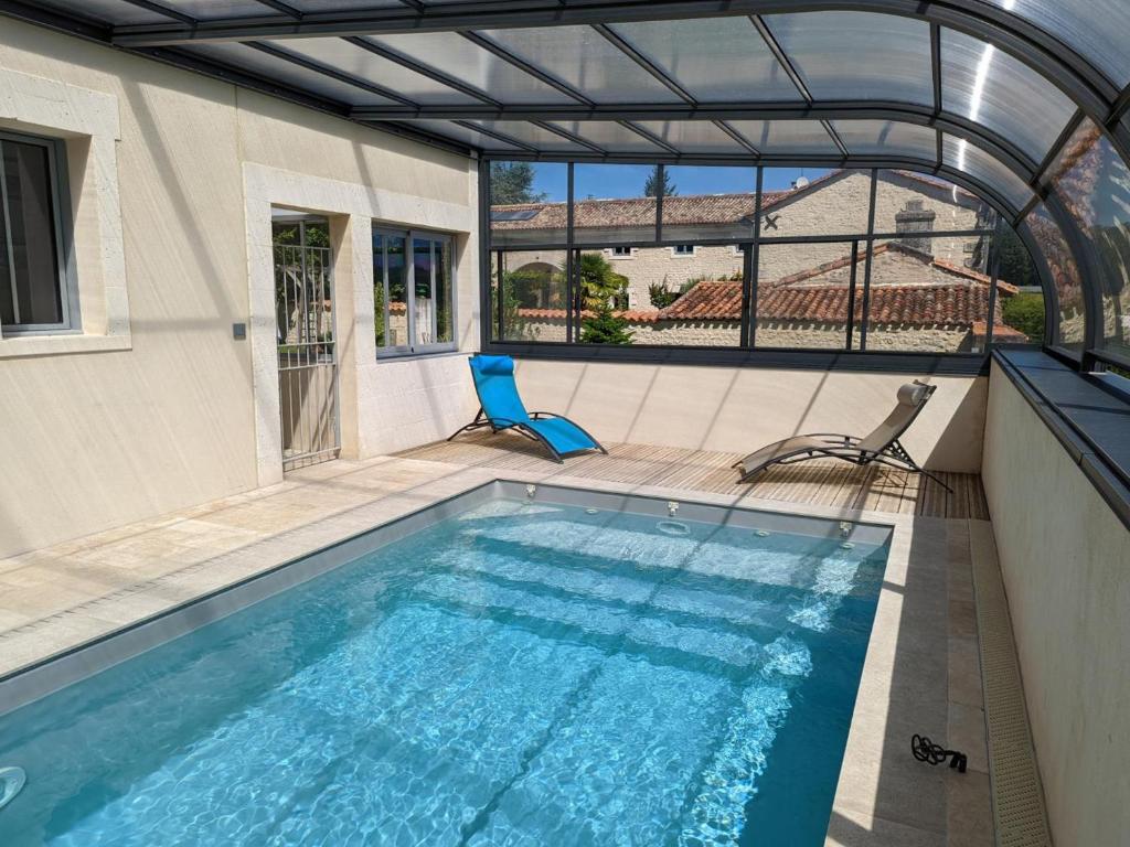 Bazén v ubytování Gîte rénové avec piscine chauffée, sauna, fitness et jardin à Salles-de-Barbezieux - FR-1-653-218 nebo v jeho okolí