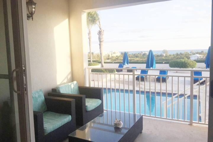 Bazén v ubytování Private Poolside, Loft-Like Condo with Panoramic Grace Bay Views, Walk to Beach, Restaurants, & Turtle Cove Marina! nebo v jeho okolí
